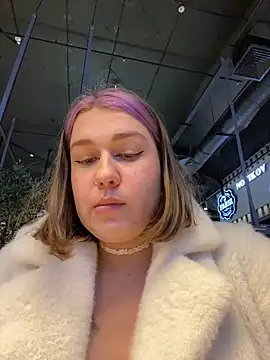 Snapshot of SuzieMurray chatting on 12/20/24, 01:00 SuzieMurray online show from 12/20/24, 01:00