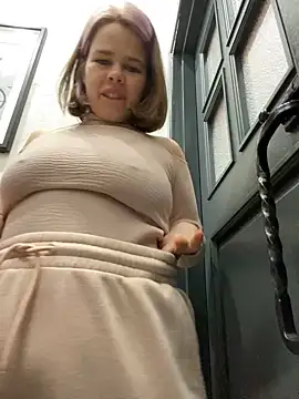 Snapshot of SuzieMurray chatting on 12/27/24, 12:23 SuzieMurray online show from 12/27/24, 12:23