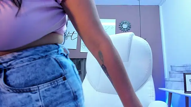 Snapshot of anniemayerx_ chatting on 12/02/24, 01:24 anniemayerx online show from 12/02/24, 01:24