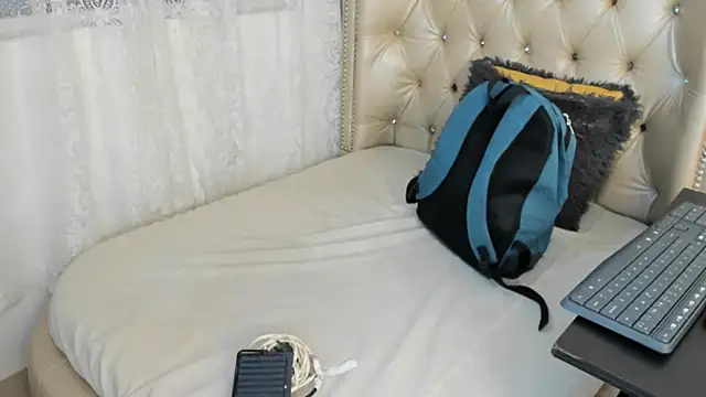 AlexaFoxy18 online show from 09/19/25, 06:59