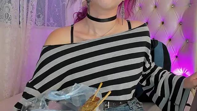 AlexaFoxy18 online show from 09/25/25, 06:39