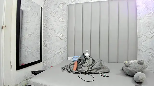 Snapshot of AlexaFoxy18 chatting on 04/03/26, 07:06 AlexaFoxy18 online show from 04/03/26, 07:06