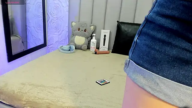 Snapshot of AlexaFoxy18 chatting on 04/18/26, 06:06 AlexaFoxy18 online show from 04/18/26, 06:06