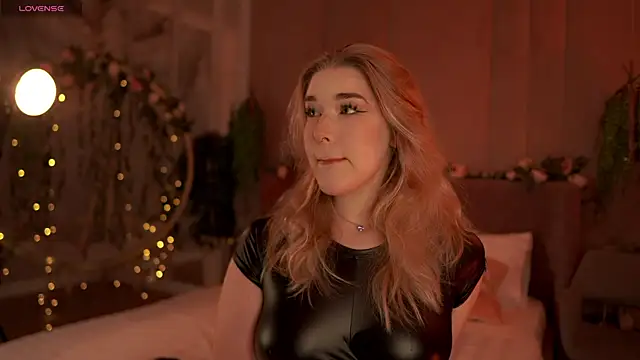 Smiley Mia online show from 09/26/25, 05:11