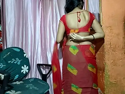 Snapshot of poojaxxx65 chatting on 11/23/25, 11:04 poojaxxx65 online show from 11/23/25, 11:04