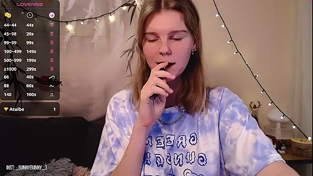 Snapshot of Moona_xx chatting on 12/15/24, 11:20 Moona xx online show from 12/15/24, 11:20