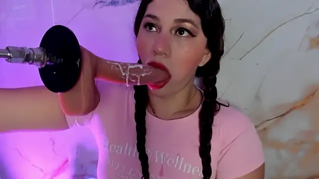 hade cute online show from 12/04/25, 05:32