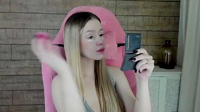 MilanaBalmain online show from 11/16/25, 04:29