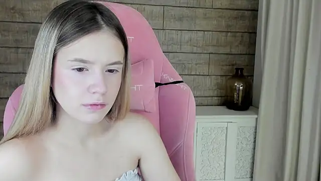 MilanaBalmain online show from 11/22/25, 04:22