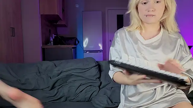 Snapshot of Gregory_Byyrd chatting on 10/18/25, 09:04 Gregory Byyrd online show from 10/18/25, 09:04