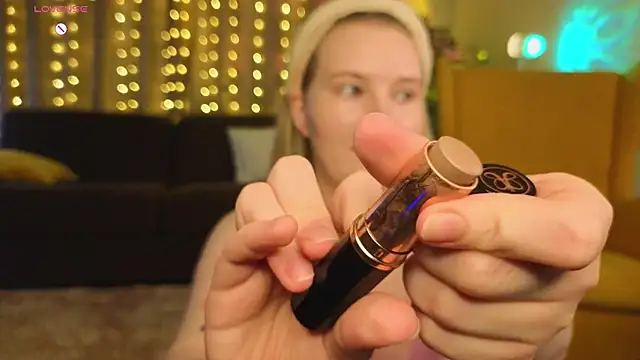 Snapshot of OraBIood chatting on 10/21/25, 05:08 OraBIood online show from 10/21/25, 05:08