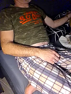 Snapshot of Crosss-23cm chatting on 12/17/25, 06:25 Crosss-23cm online show from 12/17/25, 06:25