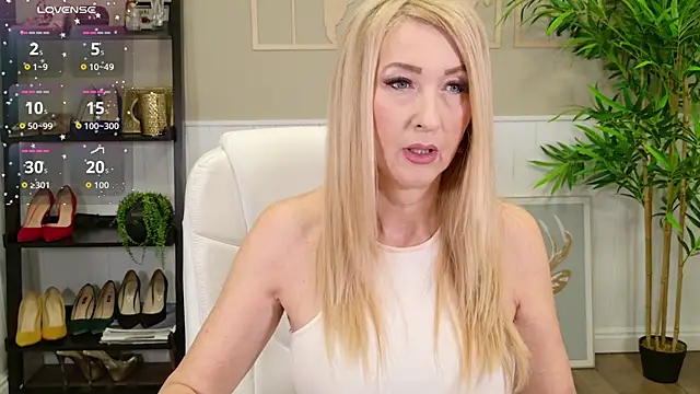 Snapshot of LadyLeea chatting on 11/24/25, 05:07 LadyLeea online show from 11/24/25, 05:07