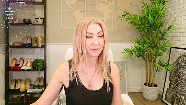 Snapshot of LadyLeea chatting on 12/18/25, 05:35 LadyLeea online show from 12/18/25, 05:35