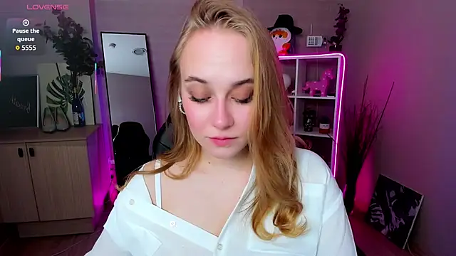 Snapshot of LianaBright chatting on 03/19/26, 01:53 LianaBright online show from 03/19/26, 01:53