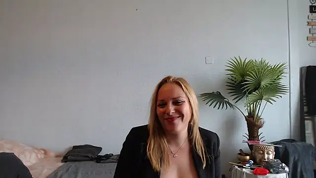 Doucelouve9 online show from 02/19/25, 01:17