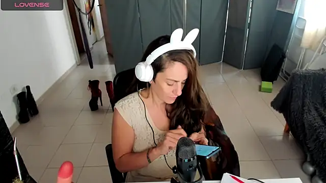 Snapshot of jessiburningheels chatting on 02/18/25, 01:22 jessiburningheels online show from 02/18/25, 01:22