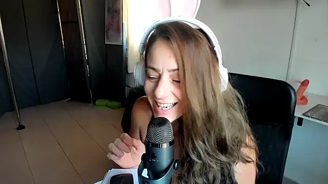 Snapshot of jessiburningheels chatting on 02/21/25, 10:17 jessiburningheels online show from 02/21/25, 10:17