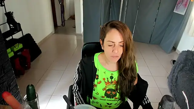 Snapshot of jessiburningheels chatting on 02/27/25, 01:07 jessiburningheels online show from 02/27/25, 01:07