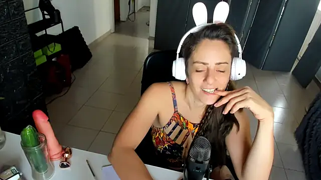 Snapshot of jessiburningheels chatting on 02/28/25, 01:03 jessiburningheels online show from 02/28/25, 01:03