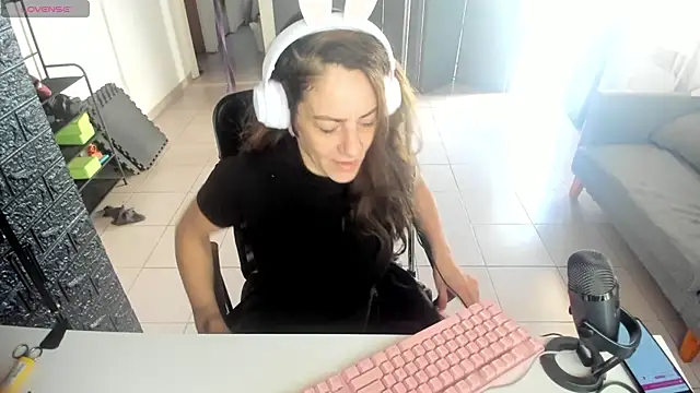 Snapshot of jessiburningheels chatting on 03/17/25, 01:50 jessiburningheels online show from 03/17/25, 01:50