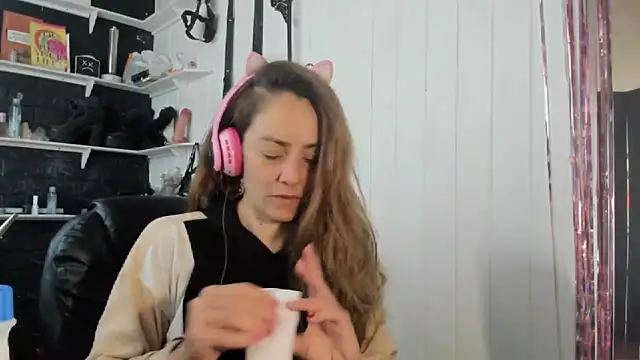 Snapshot of jessiburningheels chatting on 11/14/25, 10:14 jessiburningheels online show from 11/14/25, 10:14