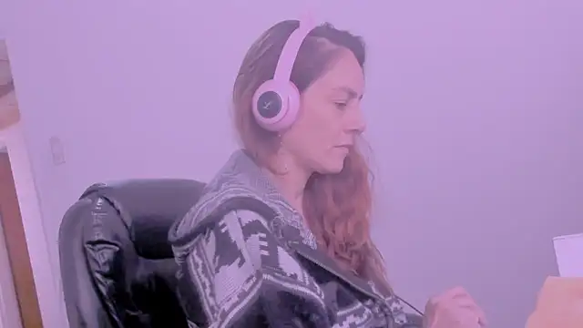 Snapshot of jessiburningheels chatting on 04/15/26, 11:39 jessiburningheels online show from 04/15/26, 11:39