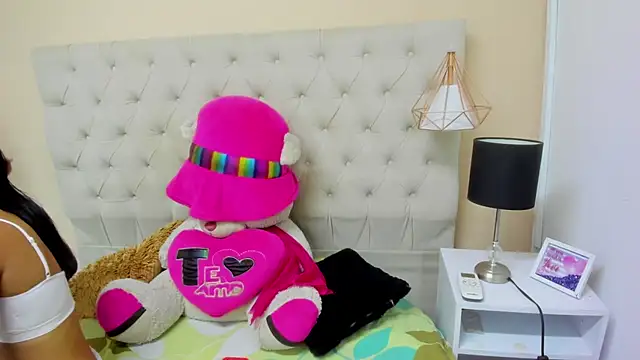 Snapshot of Little_Helen chatting on 01/21/25, 01:22 Little Helen online show from 01/21/25, 01:22