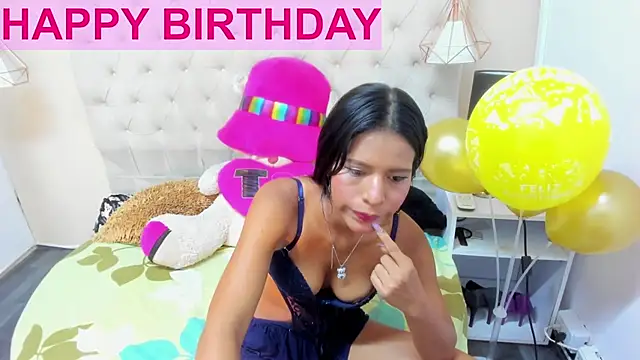 Snapshot of Little_Helen chatting on 01/22/25, 01:32 Little Helen online show from 01/22/25, 01:32