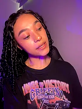 Snapshot of Crystal_Dluna chatting on 09/23/25, 09:29 Crystal Dluna online show from 09/23/25, 09:29