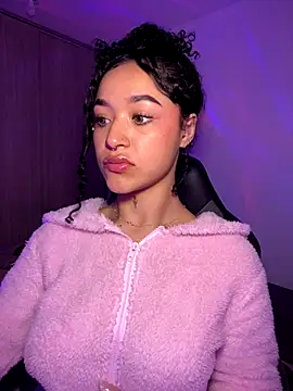 Snapshot of Crystal_Dluna chatting on 09/27/25, 02:33 Crystal Dluna online show from 09/27/25, 02:33