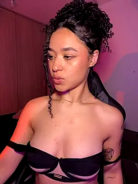 Snapshot of Crystal_Dluna chatting on 11/10/25, 05:01 Crystal Dluna online show from 11/10/25, 05:01