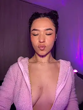 Snapshot of Crystal_Dluna chatting on 11/13/25, 05:45 Crystal Dluna online show from 11/13/25, 05:45