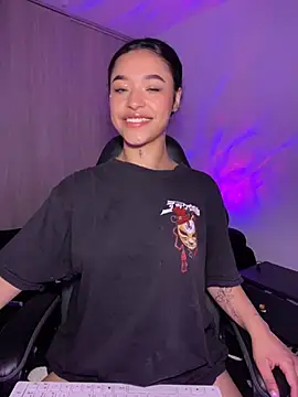 Snapshot of Crystal_Dluna chatting on 11/14/25, 05:33 Crystal Dluna online show from 11/14/25, 05:33