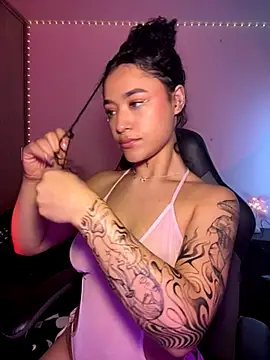 Snapshot of Crystal_Dluna chatting on 12/04/25, 04:05 Crystal Dluna online show from 12/04/25, 04:05