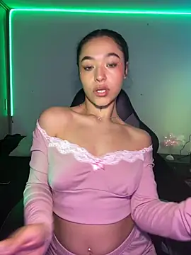 Snapshot of Crystal_Dluna chatting on 12/05/25, 04:03 Crystal Dluna online show from 12/05/25, 04:03