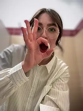 meow girl online show from 03/08/25, 10:11