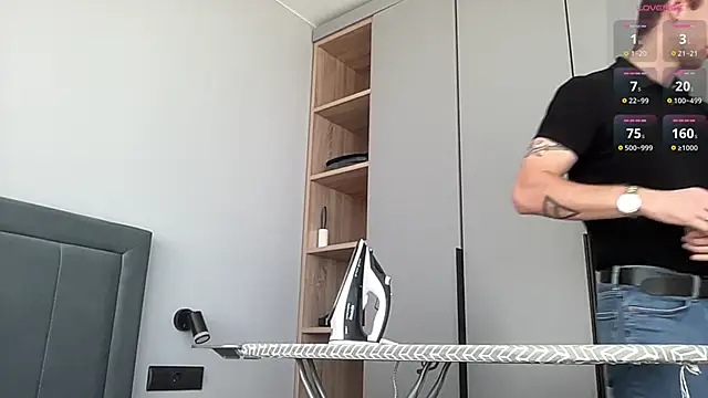 cute mark online show from 09/28/25, 11:15