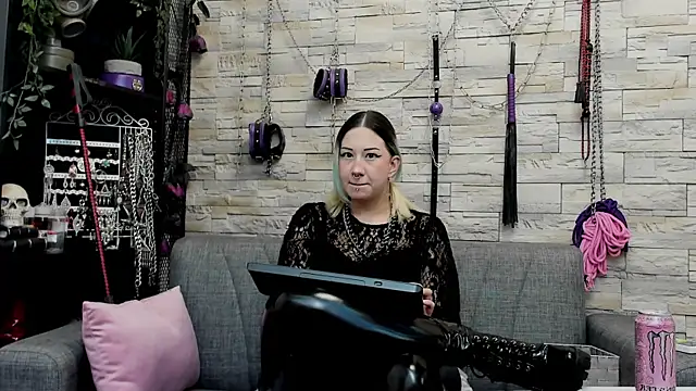 Snapshot of CruelMistress chatting on 04/09/26, 12:43 CruelMistress online show from 04/09/26, 12:43