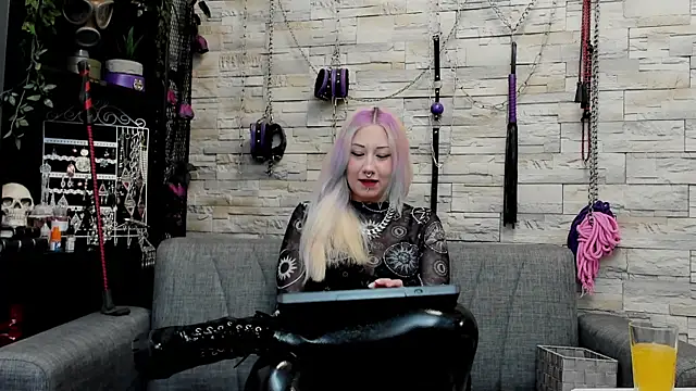 Snapshot of CruelMistress chatting on 04/26/26, 11:57 CruelMistress online show from 04/26/26, 11:57