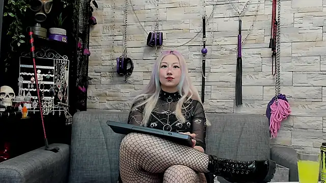 Snapshot of CruelMistress chatting on 04/29/26, 12:05 CruelMistress online show from 04/29/26, 12:05