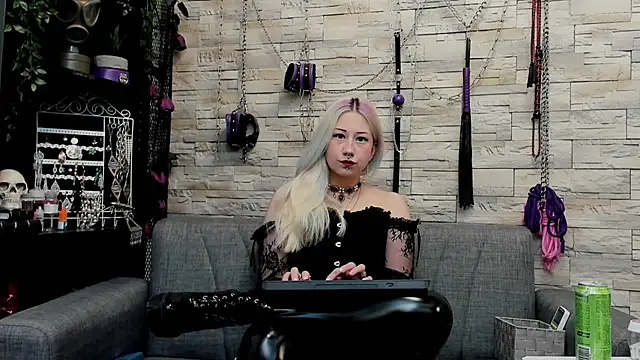 Snapshot of CruelMistress chatting on 05/10/26, 12:49 CruelMistress online show from 05/10/26, 12:49