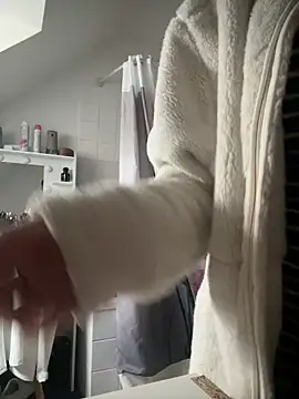 Snapshot of Petite_moi chatting on 03/08/26, 11:14 Petite moi online show from 03/08/26, 11:14