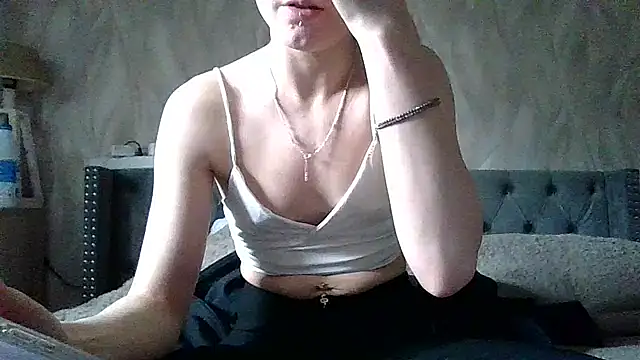 Snapshot of Petite_moi chatting on 03/11/26, 12:00 Petite moi online show from 03/11/26, 12:00