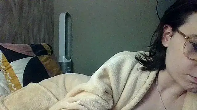 Snapshot of Petite_moi chatting on 03/22/26, 09:29 Petite moi online show from 03/22/26, 09:29