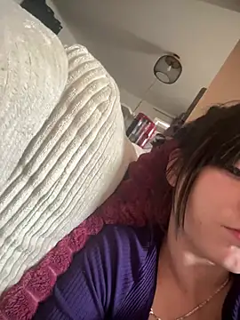 Snapshot of Petite_moi chatting on 05/11/26, 10:43 Petite moi online show from 05/11/26, 10:43