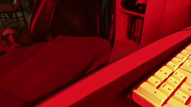 Snapshot of DirtyDi97 chatting on 11/19/25, 01:33 DirtyDi97 online show from 11/19/25, 01:33