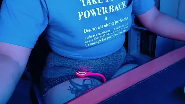 Snapshot of DirtyDi97 chatting on 11/21/25, 02:10 DirtyDi97 online show from 11/21/25, 02:10