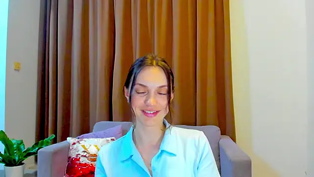 LovelyeeMia online show from 10/28/25, 11:47