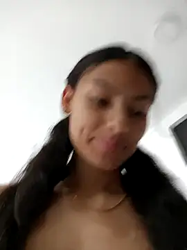 Snapshot of vanyacam_ chatting on 02/10/25, 01:44 vanyacam online show from 02/10/25, 01:44